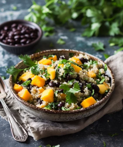 Quinoa-Salat mit Mango und schwarzen Bohnen